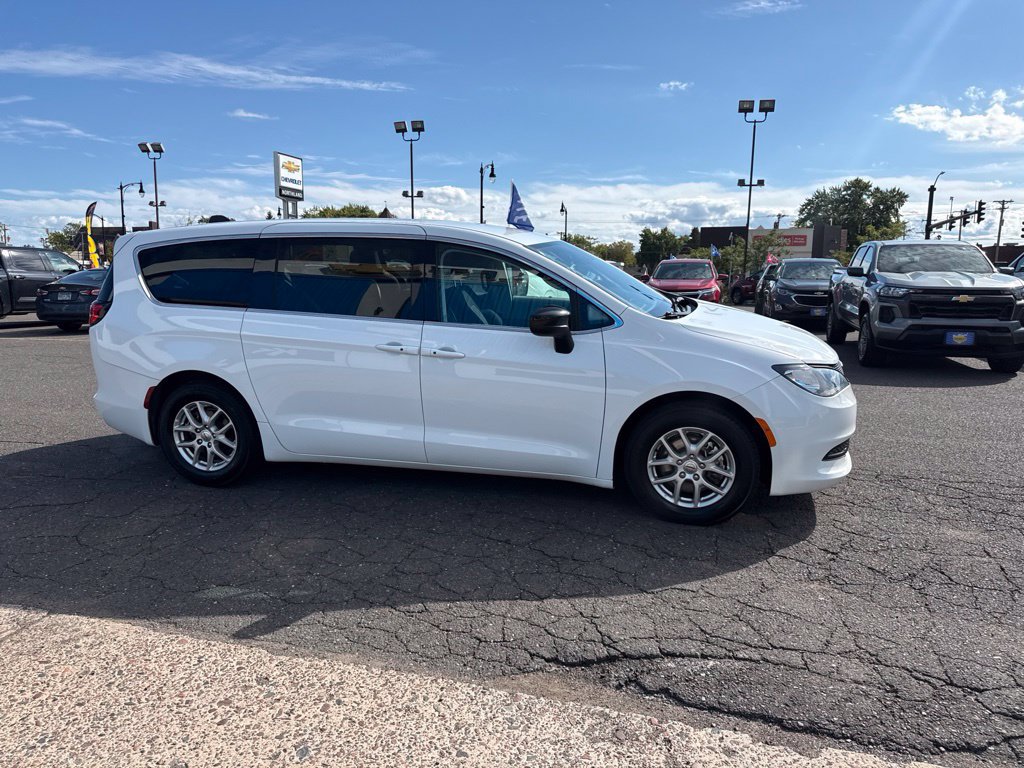 Used 2024 Chrysler Voyager LX FWD image 6