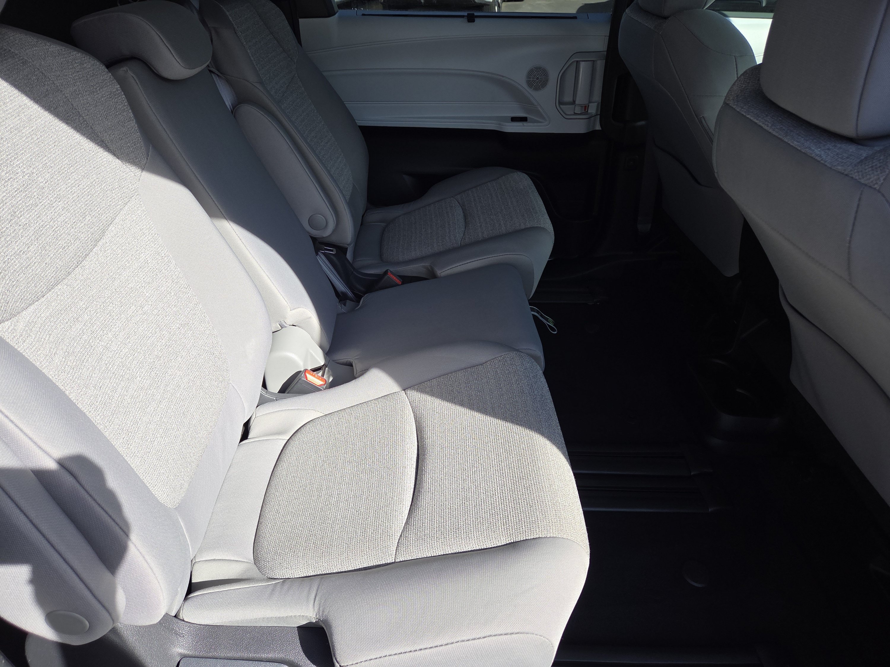 Used 2025 Toyota Sienna LE FWD image 26