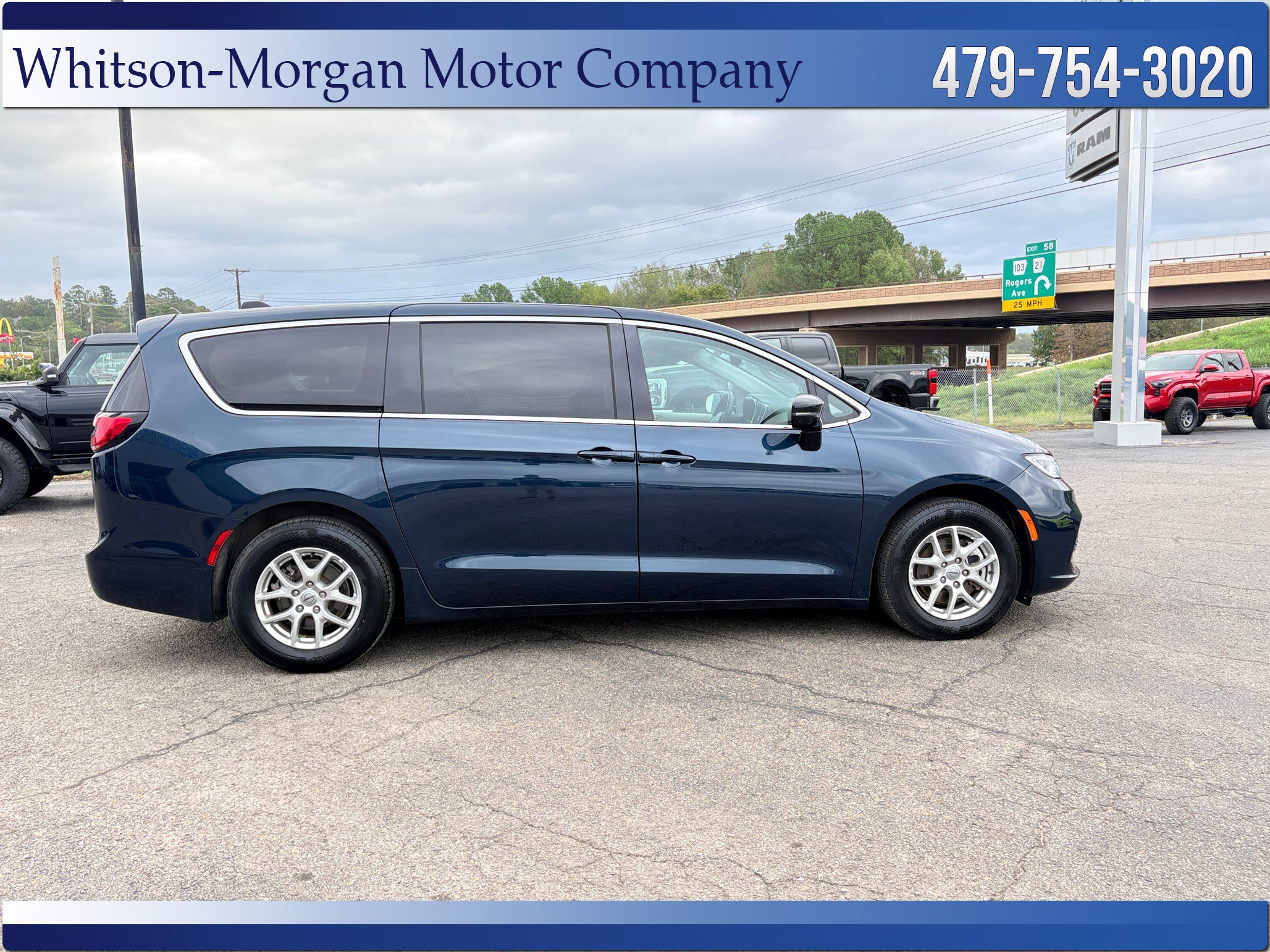 Used 2024 Chrysler Pacifica Touring-L FWD image 4