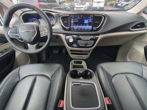 Used 2024 Chrysler Pacifica Touring-L FWD image 17