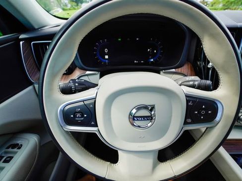 Used 2022 Volvo XC60 B5 Momentum w/ Advanced Package image 14