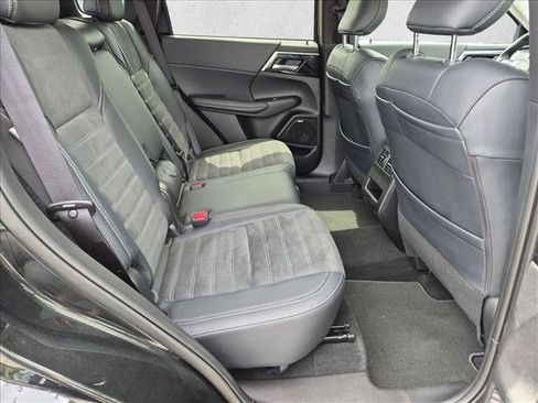 Used 2025 Mitsubishi Outlander SE FWD image 19