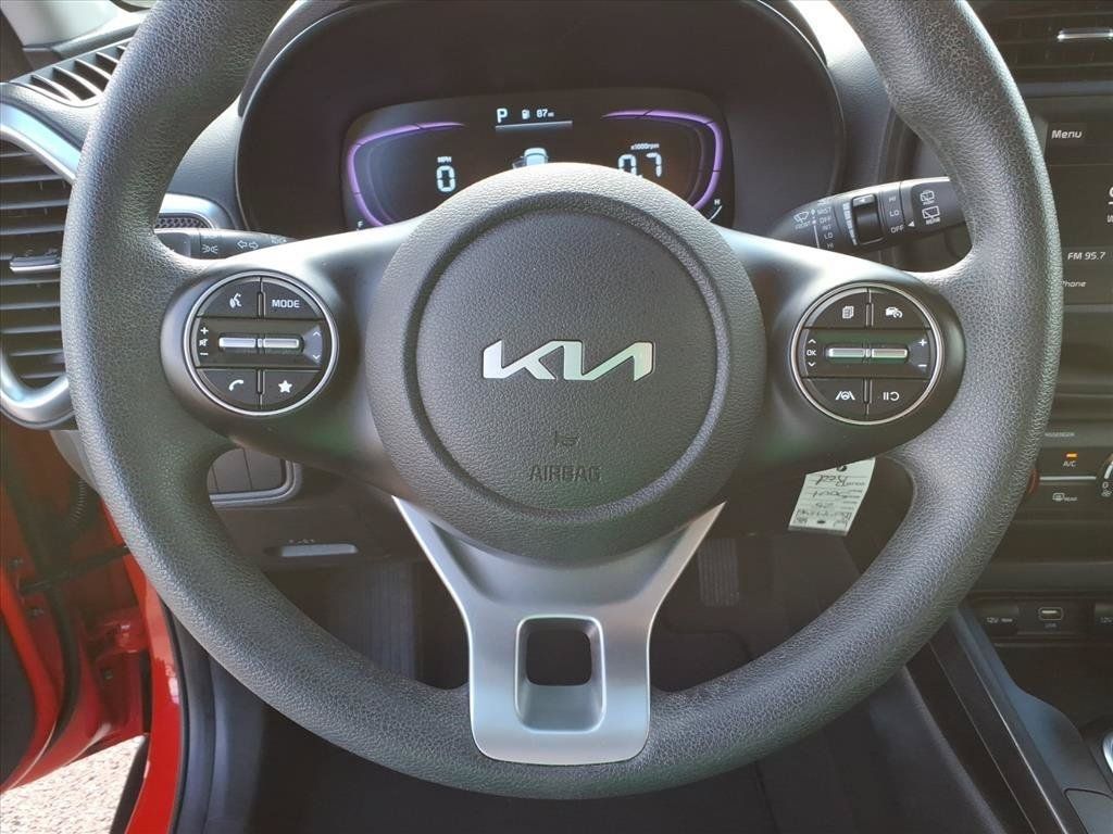 Used 2025 Kia Soul LX w/ LX Technology Package FWD image 22
