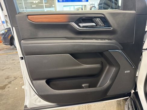 Used 2025 GMC Yukon XL Denali image 24