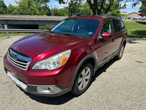 Used 2011 Subaru Outback 2.5i Limited w/ PWR Moonroof Pkg AWD/4WD image 2