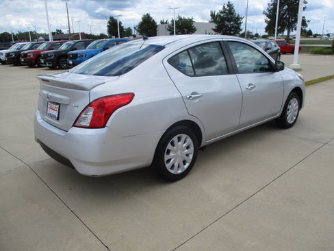 Used 2019 Nissan Versa SV FWD image 5