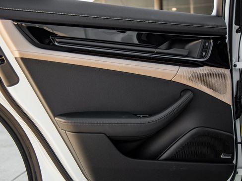 Certified 2025 Porsche Panamera 4 image 31