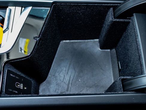 Used 2025 Volvo XC60 B5 Plus image 17