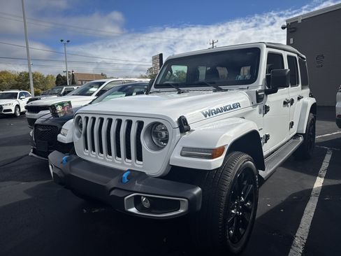 Used 2022 Jeep Wrangler Unlimited Sahara w/ Cold Weather Group image 3