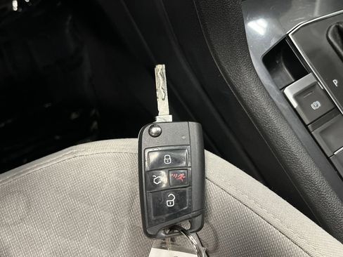 Used 2020 Volkswagen Tiguan S image 22