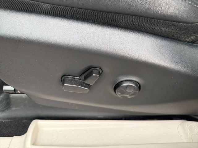Used 2024 Chrysler Pacifica Touring-L FWD image 4