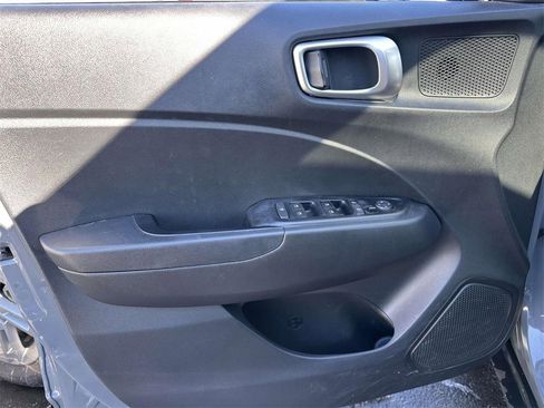 Used 2023 Hyundai Venue SEL image 16