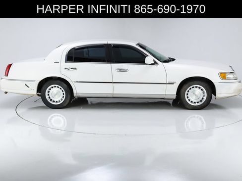 Used 2000 Lincoln Town Car Executive RWD image 11