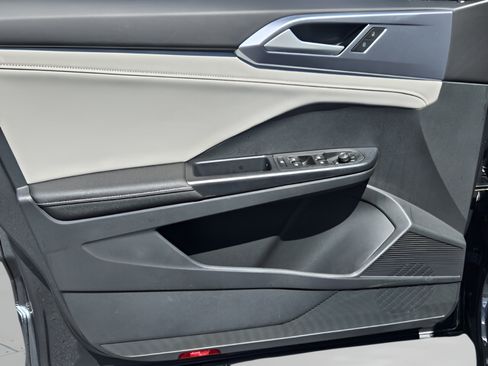 Certified 2025 Volkswagen Taos SE FWD image 13