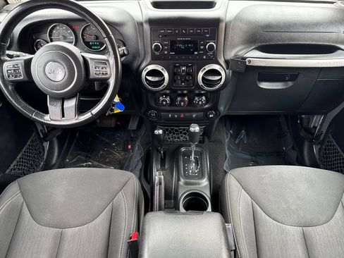 Used 2018 Jeep Wrangler Unlimited Rubicon w/ Connectivity Group AWD/4WD image 14