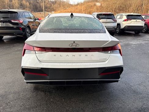 Used 2025 Hyundai Elantra Limited image 4