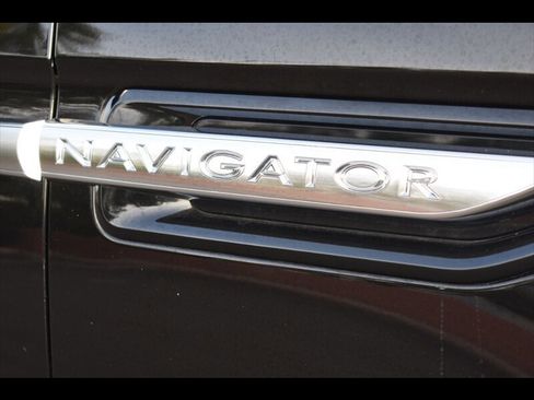 Used 2018 Lincoln Navigator L Select image 61