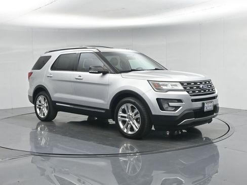 Used 2017 Ford Explorer XLT w/ Equipment Group 202A FWD image 7