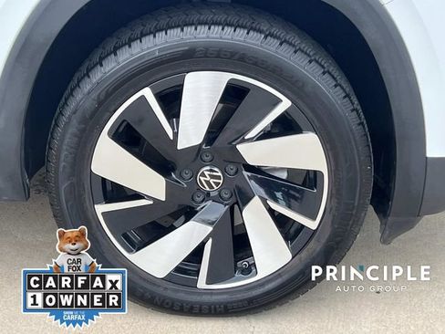 Used 2024 Volkswagen Atlas Cross Sport SE w/ Panoramic Sunroof Package FWD image 4
