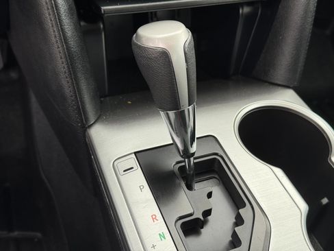 Used 2014 Toyota Camry SE w/ Moonroof Package image 19