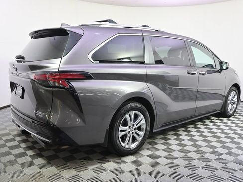 Used 2023 Toyota Sienna Platinum AWD/4WD image 7