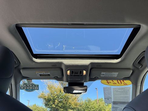 Used 2024 Toyota Highlander XLE FWD image 19
