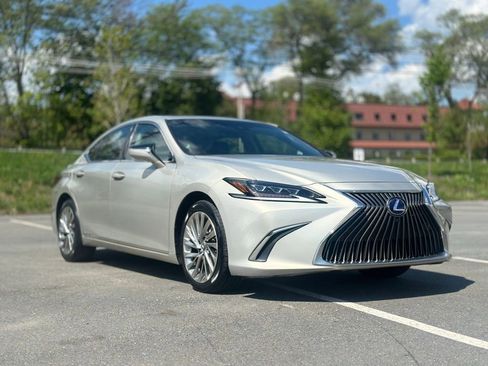 Used 2021 Lexus ES 300h w/ Accessory Package FWD image 6