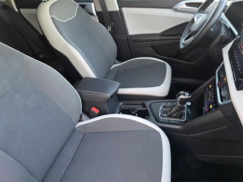 Used 2025 Volkswagen Taos SE image 10