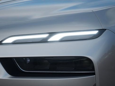 Used 2025 BMW i7 eDrive50 image 33