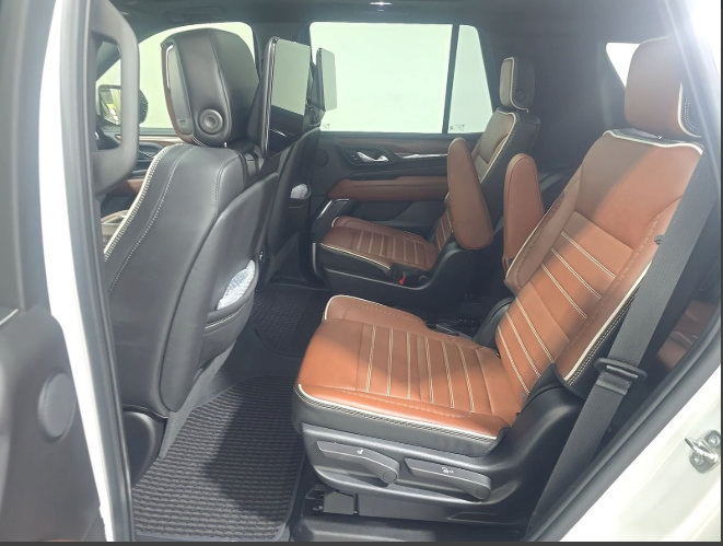 Used 2023 GMC Yukon Denali Ultimate w/ LPO, Floor Liner Package AWD/4WD image 8
