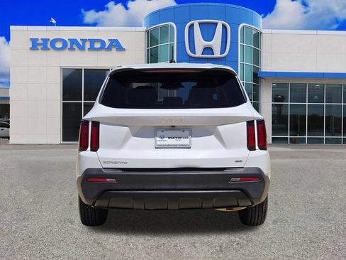 Used 2023 Kia Sorento LX AWD/4WD image 4