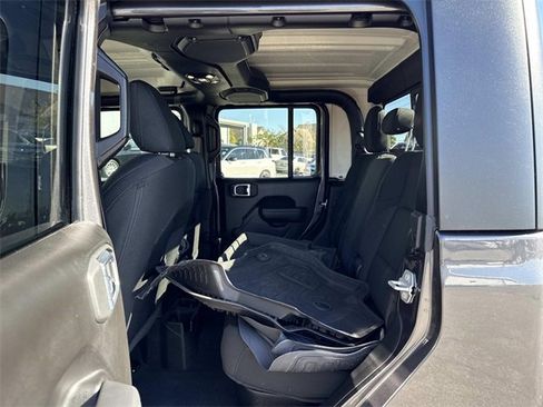 Used 2022 Jeep Gladiator Sport image 11