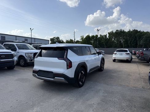 Used 2024 Kia EV9 Light Long Range RWD image 5