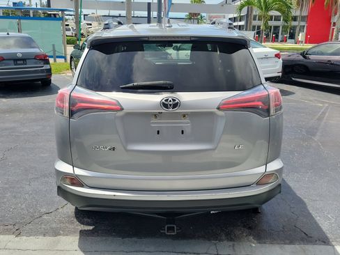 Used 2018 Toyota RAV4 LE FWD image 5