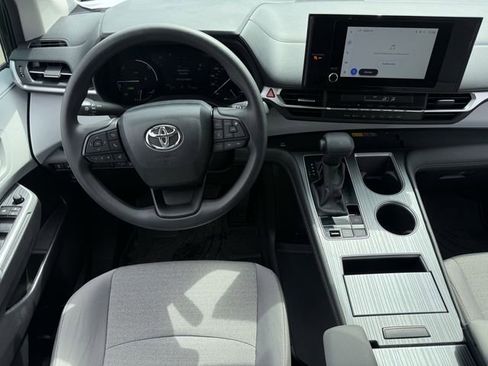 Used 2026 Toyota Sienna LE FWD image 11