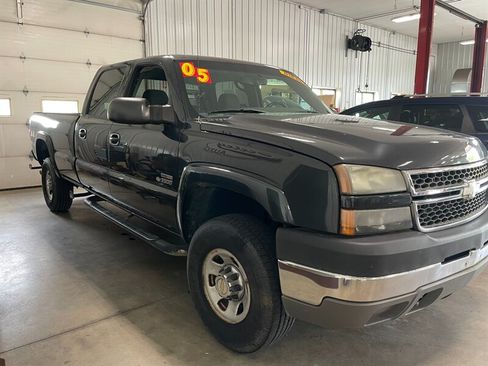 Used 2005 Chevrolet Silverado 3500 LS w/ Heavy-Duty Power Package AWD/4WD image 5