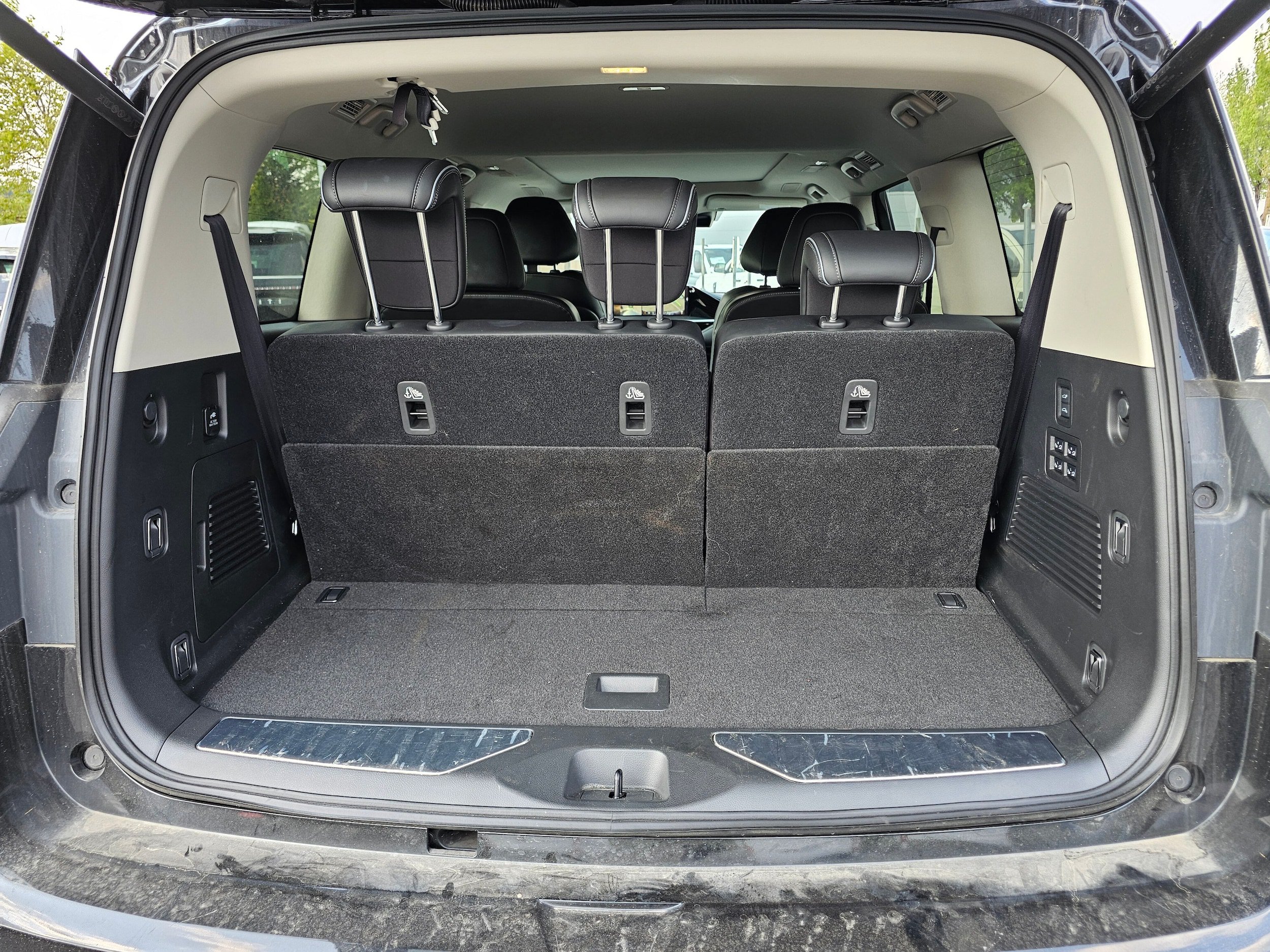 Used 2025 INFINITI QX80 Sensory AWD/4WD image 10
