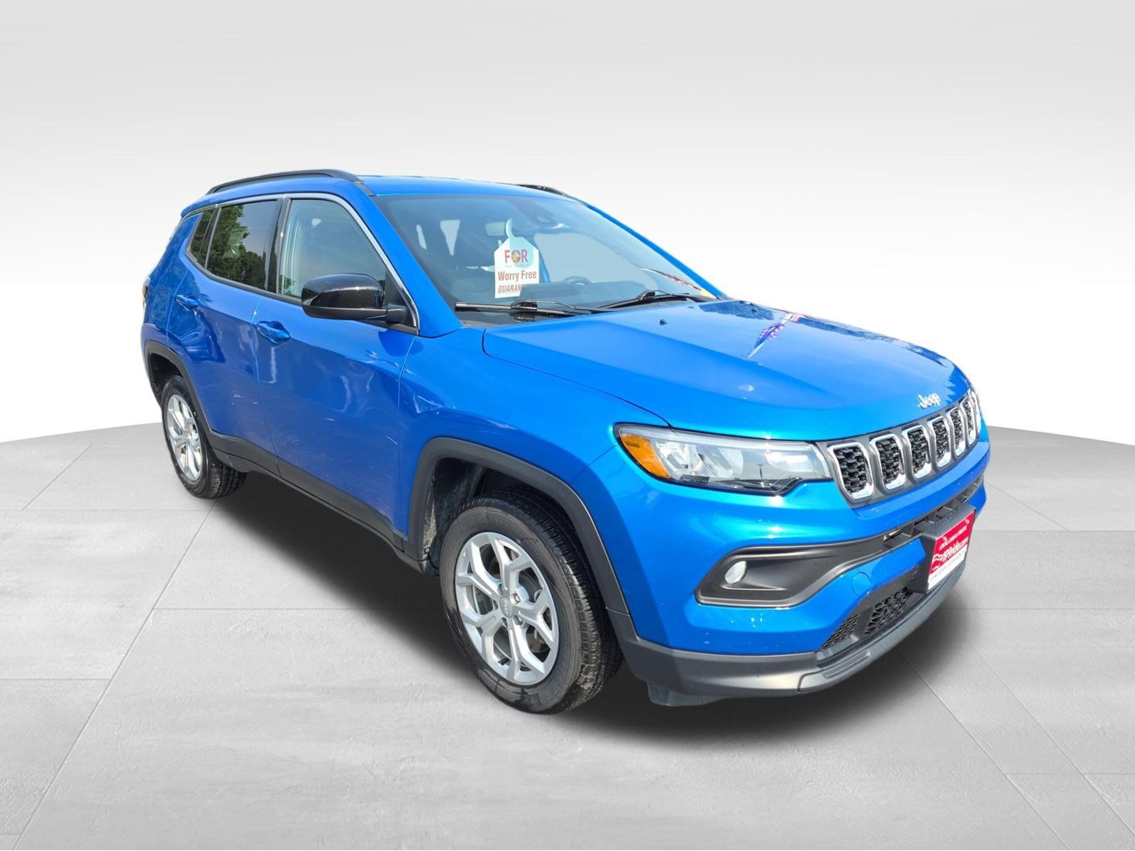 Used 2024 Jeep Compass Latitude AWD/4WD image 2