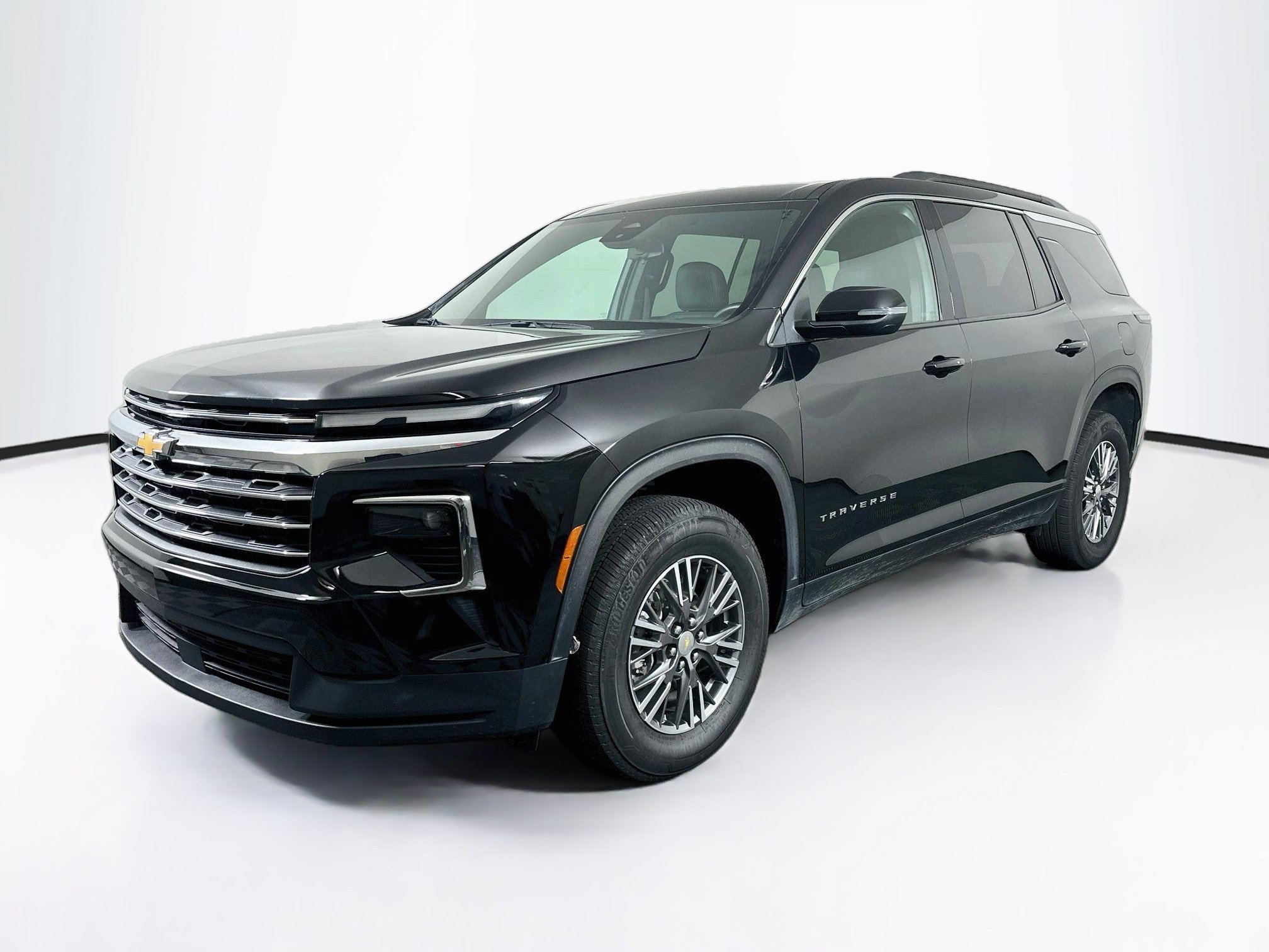 Used 2025 Chevrolet Traverse LT FWD image 3