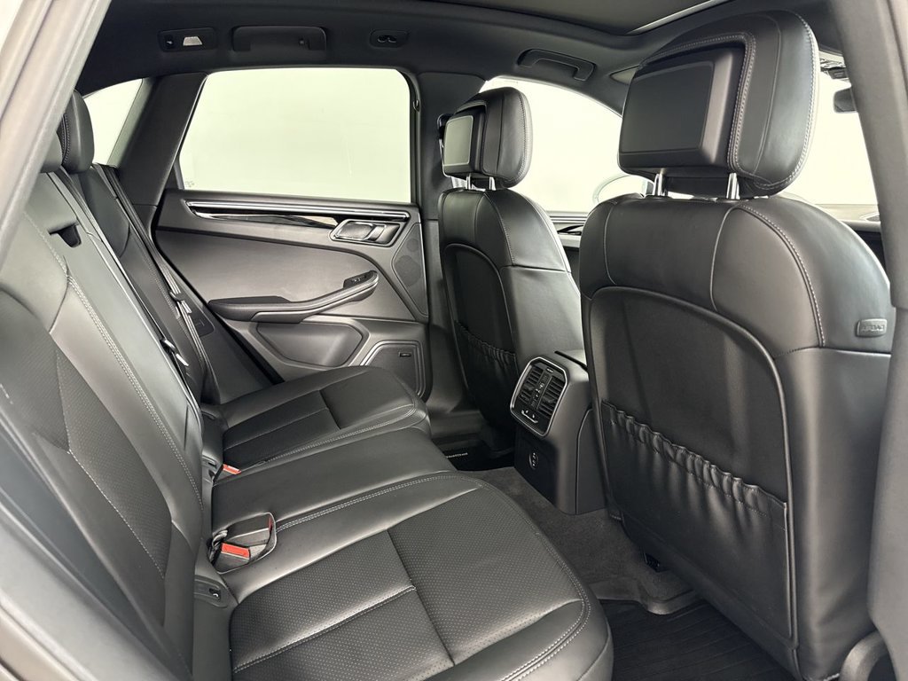 Certified 2025 Porsche Macan AWD/4WD image 25