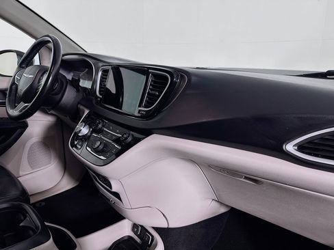 Used 2021 Chrysler Pacifica Touring-L image 29