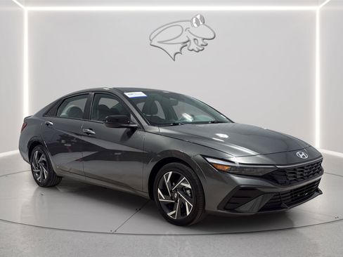 Used 2025 Hyundai Elantra SEL FWD image 8