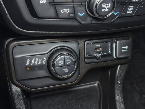 Used 2019 Jeep Renegade Trailhawk w/ UConnect 8.4 Nav Group image 33