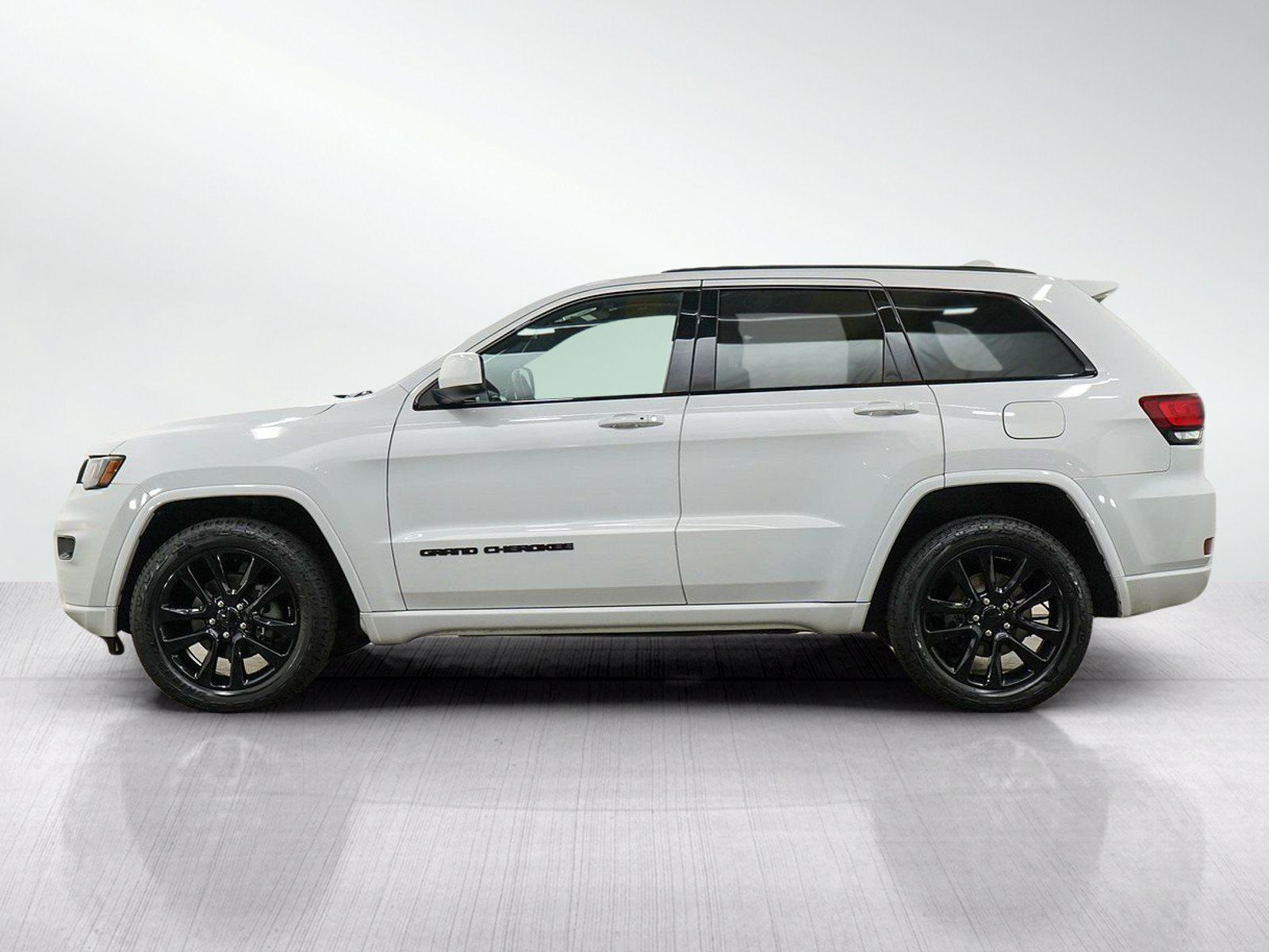Used 2020 Jeep Grand Cherokee Altitude AWD/4WD image 3