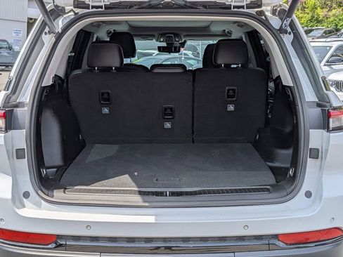 Used 2023 Jeep Grand Cherokee Limited w/ Luxury Tech Group II AWD/4WD image 8