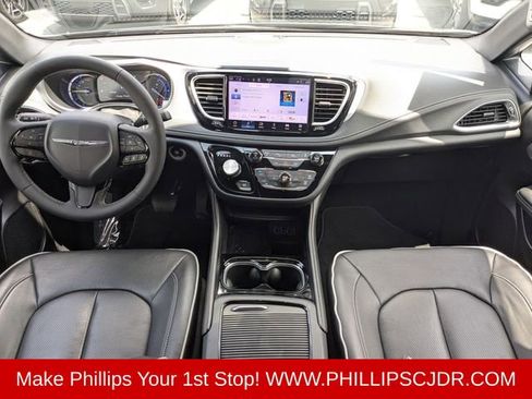 Used 2025 Chrysler Pacifica Premium FWD image 14
