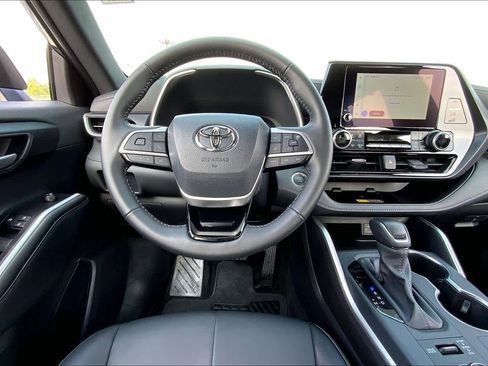 Certified 2025 Toyota Highlander XSE image 6