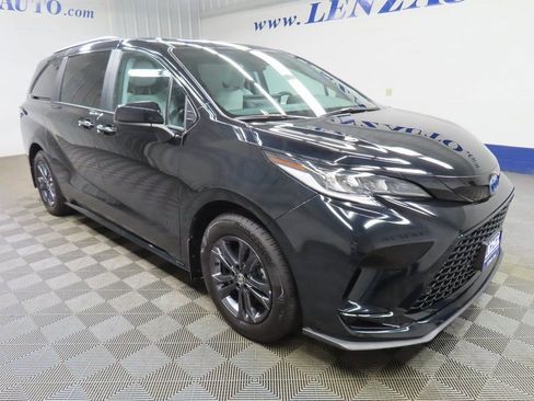 Used 2025 Toyota Sienna XSE image 3