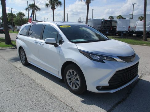 Used 2026 Toyota Sienna XLE FWD image 1