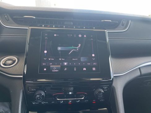 Used 2023 Jeep Grand Cherokee Laredo RWD image 17